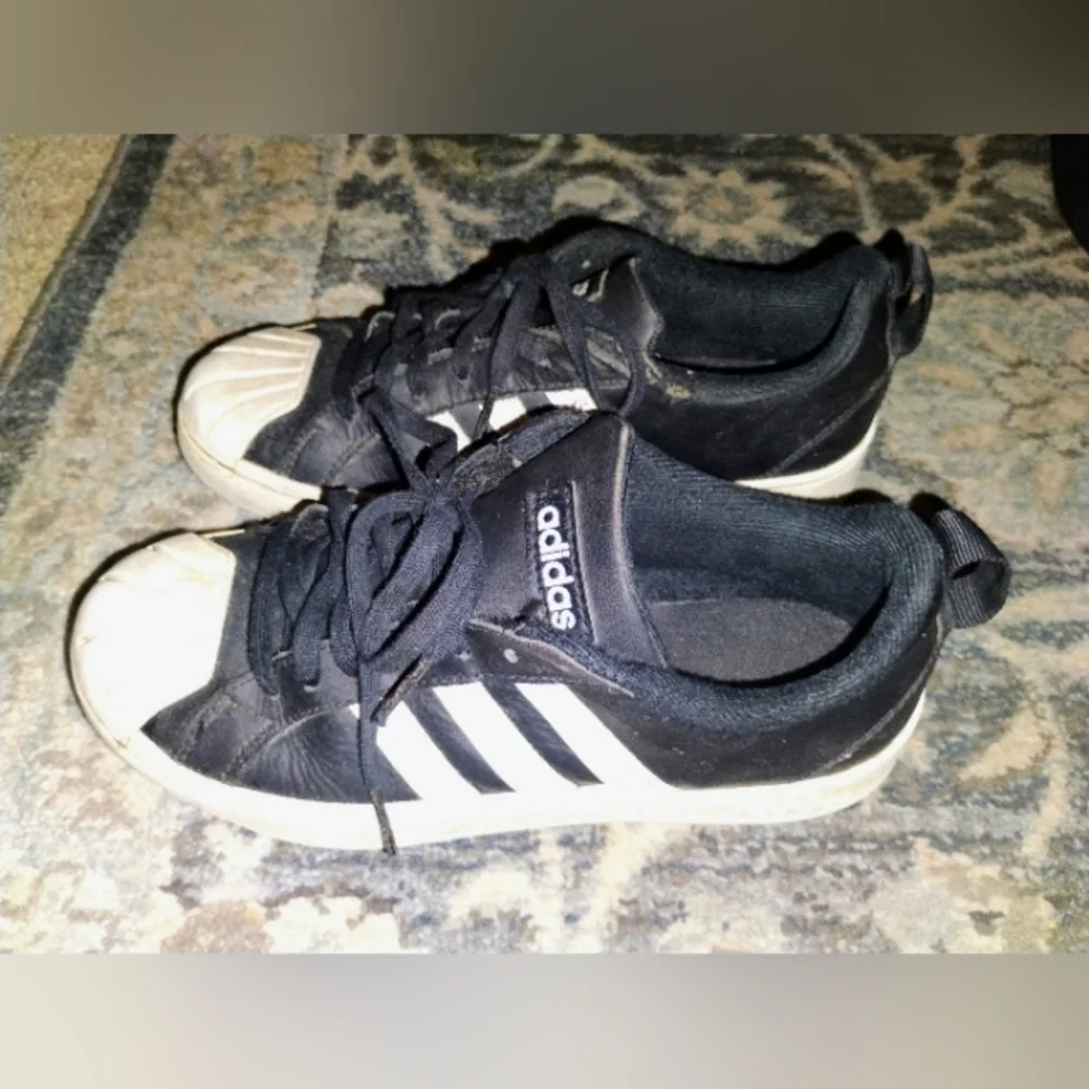 Kids ADIDAS shoes black and white, hard shell. Size 4 - Picture 7 of 12
